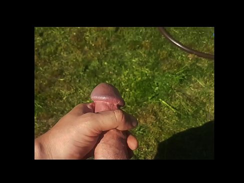 ❤️ Una guapa calenta es folla el seu cony rosa i es corre amb un esquitxat en un jardí d'estiu ❤️❌ Només porno al ca.appassistance.ru ❌❤