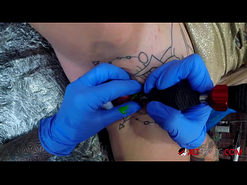 ❤️ La bomba Sully Savage, molt tatuada, es va tatuar al clítoris ❤️❌ Només porno al ca.appassistance.ru ❌❤